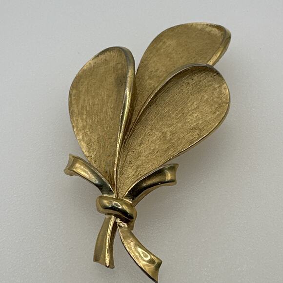 1960'S CROWN TRIFARI GOLD-TONE TRES BOUQUET FLORAL WITH RIBBON BROOCH - Picture 1 of 8